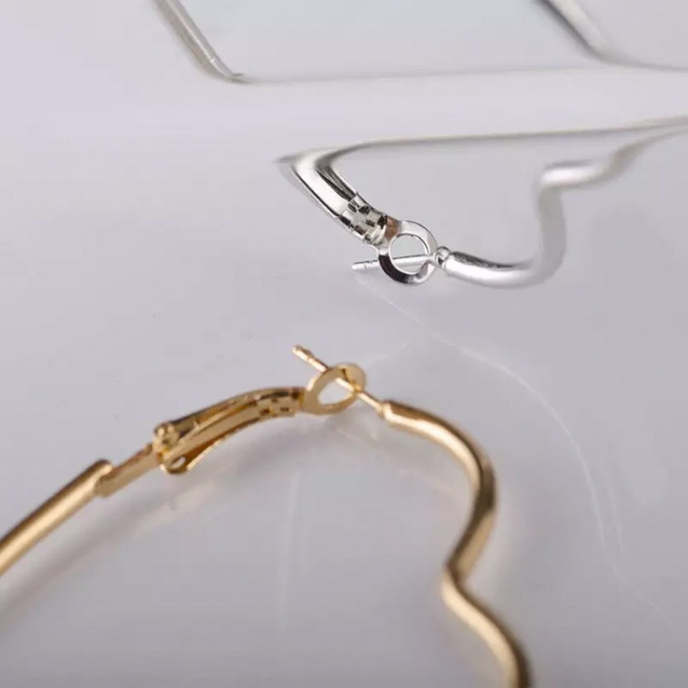 ⚜️[𝟯/$𝟭𝟴]⚜️Big Gold Heart Hoop Earrings NEW - Picture 5 of 9